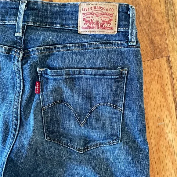 Levi’s Mid Rise size 8 - Picture 3 of 7